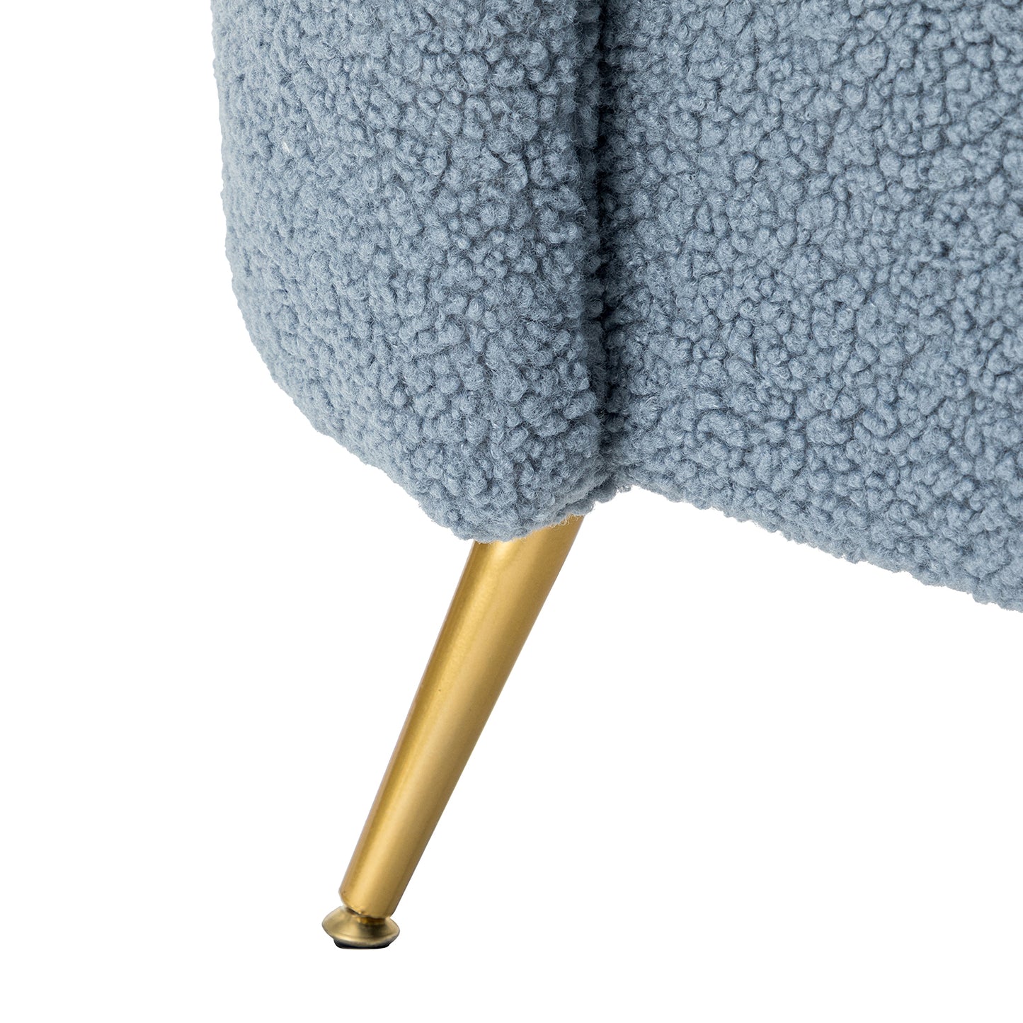 תקריב על ספסל Haven בגוון תכלת מעושן – שילוב הרמוני בין בד בוקלה יוקרתי, רגלי מתכת מוזהבות וגימור מוקפד.