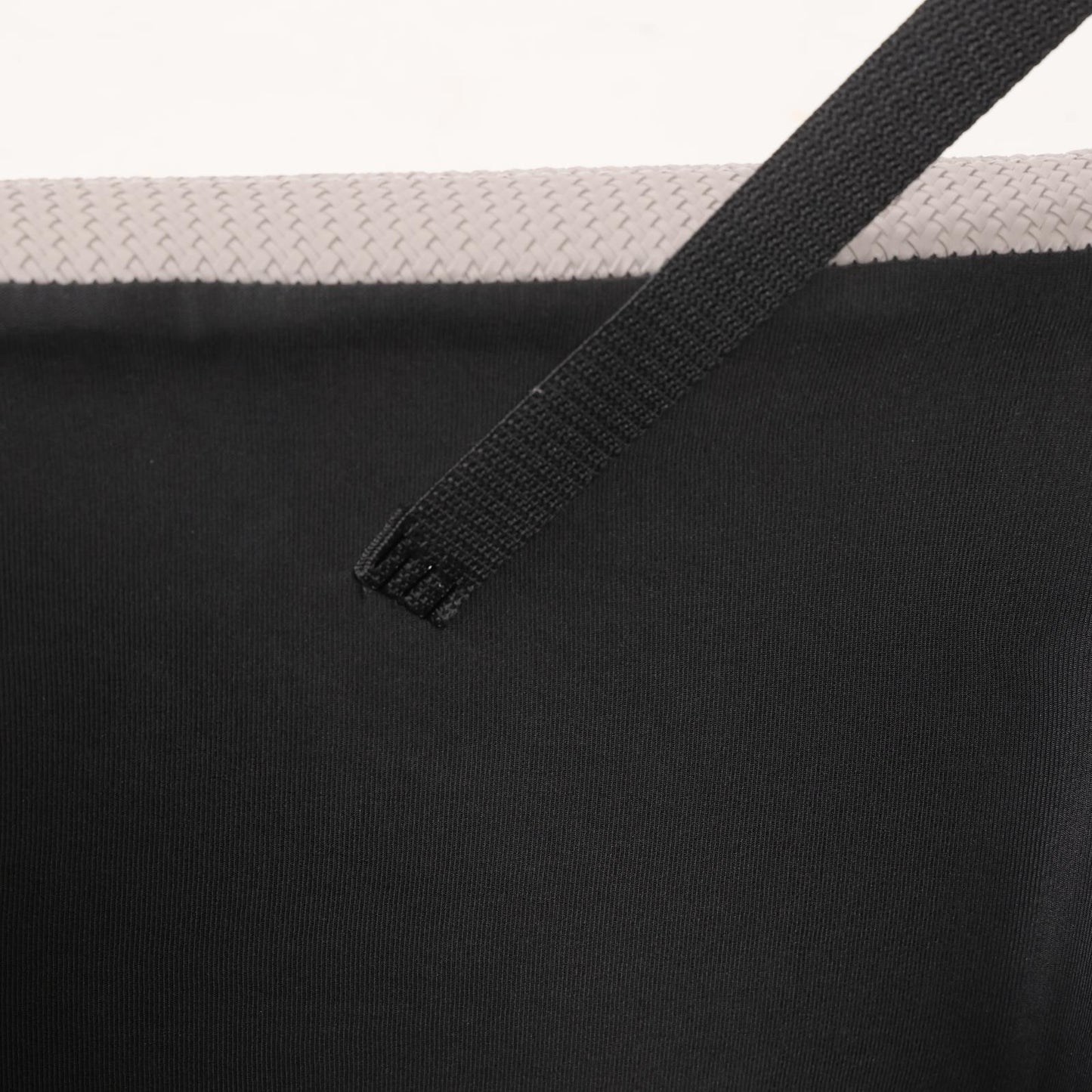 תקריב על ריפוד בד אפור איכותי של הדום Nest – גימור מוקפד, מגע נעים ועמידות לאורך זמן.