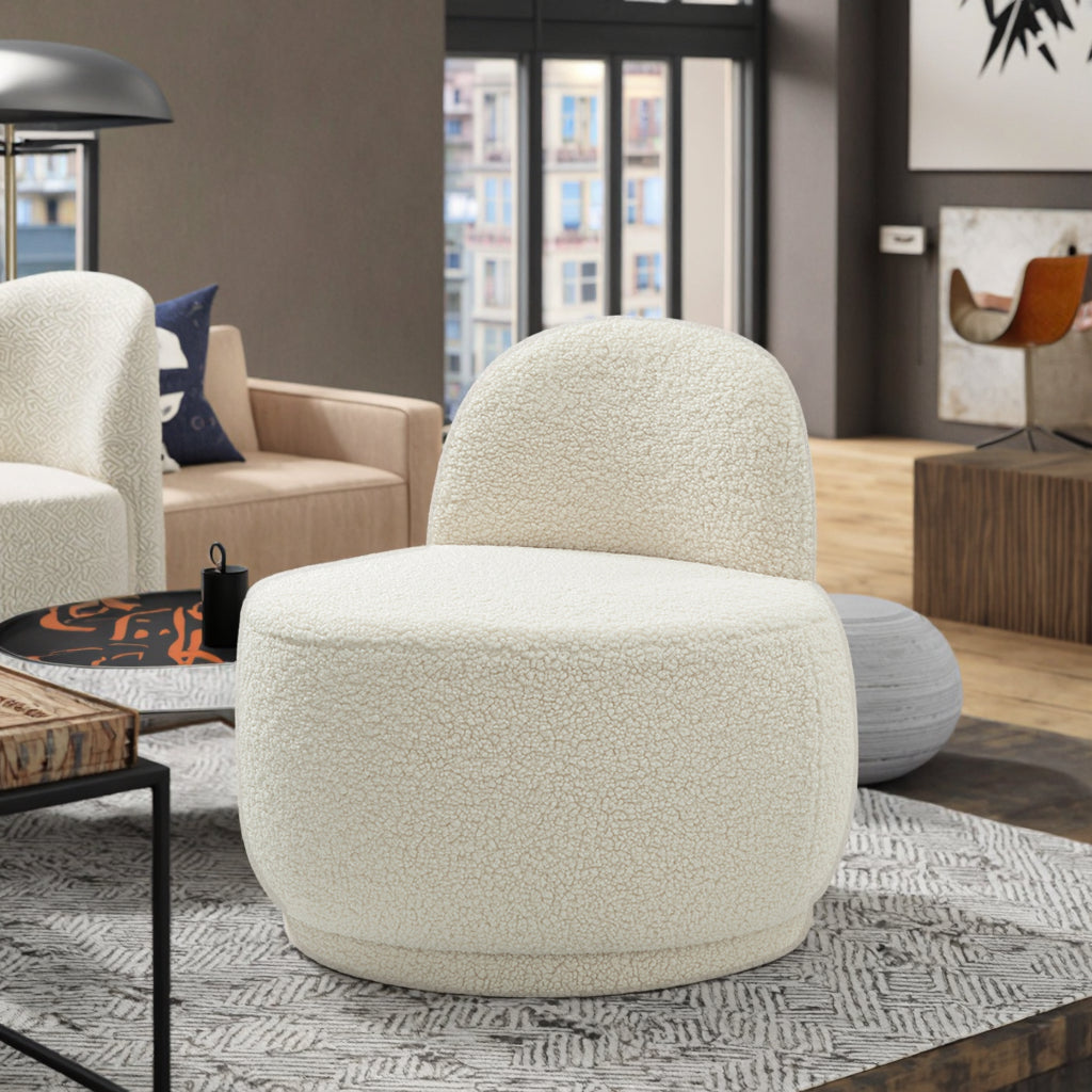 כורסה Auri מבד בוקלה בגוון שמנת בחלל סלון מודרני