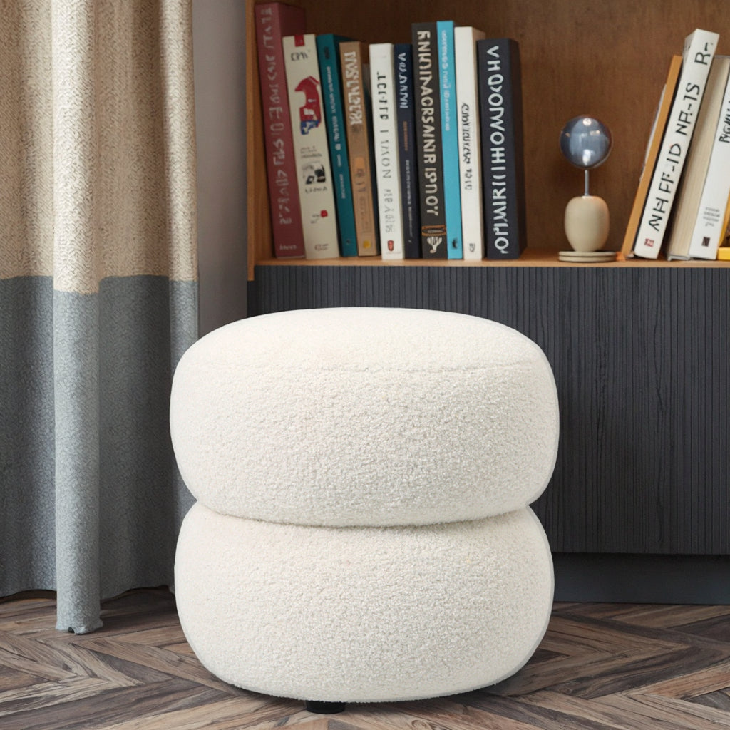 הדום Kiva מבד בוקלה שמנת – ליד ספרייה מעוצבת