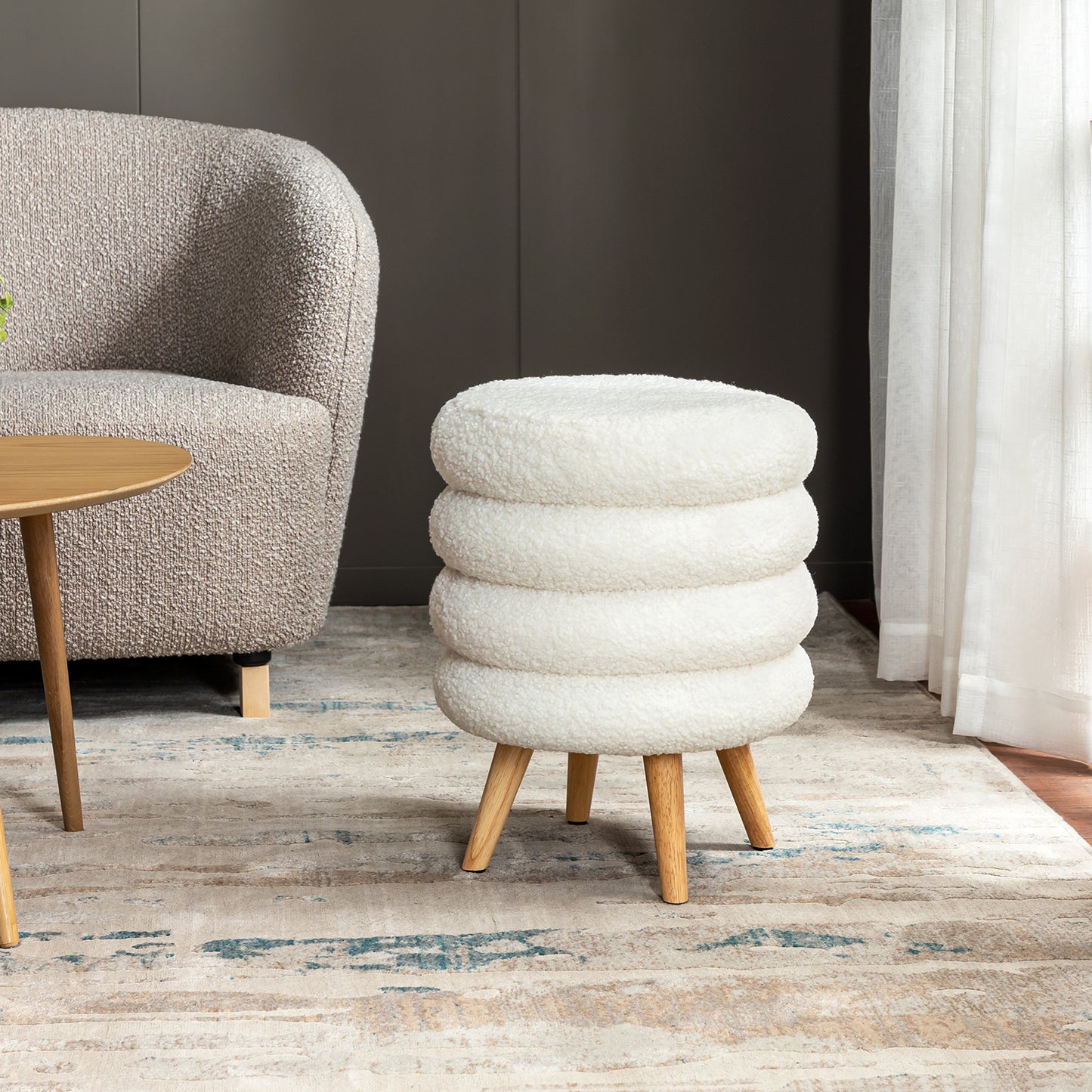 הדום Oli מעוצב בסגנון סקנדינבי בחדר מגורים