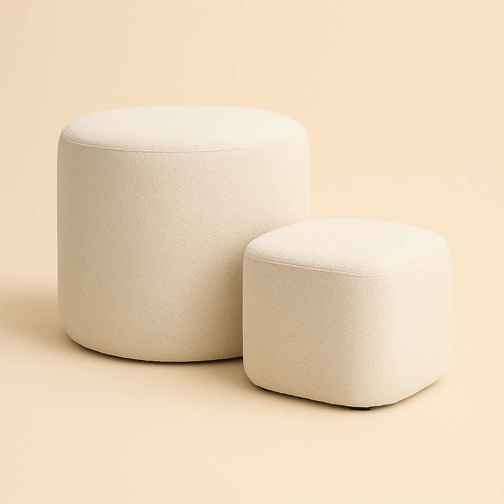 הדומים מבד שמנת בסגנון DreamIt, מונחים על שטיח בהיר לצד כורסה, בעיצוב מינימליסטי ויוקרתי עם תאורה טבעית ורצפת עץ בהירה