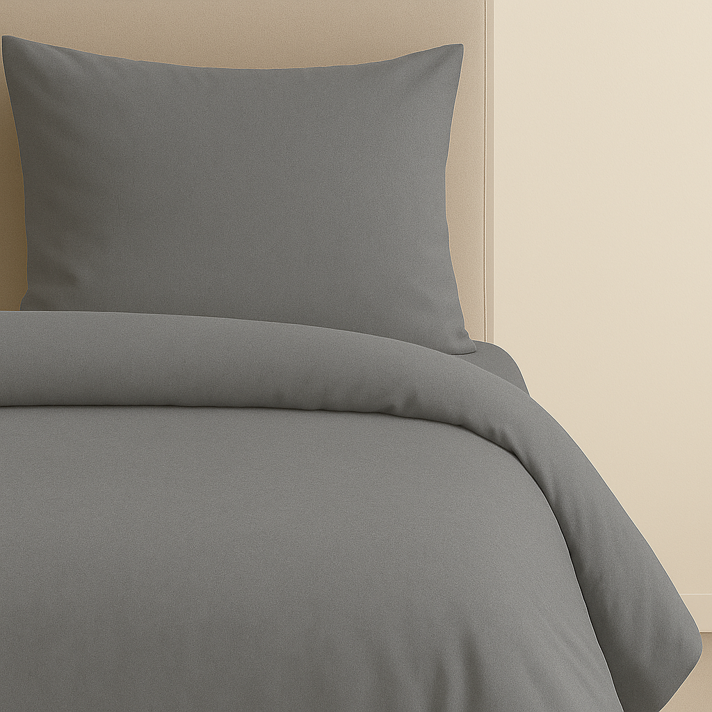 סט מצעים זוגי בגוון אפור בינוני עשוי 100% כותנה רכה ונעימה, כולל כרית וציפת שמיכה – דגם Dream Basic מבית DreamIt.