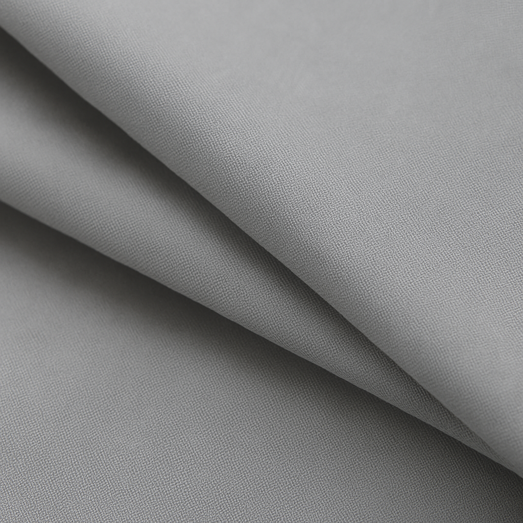 תקריב על בד כותנה טבעית בגוון אפור, המדגיש את המרקם הנושם והאיכות הגבוהה – דגם Dream Basic מבית DreamIt.