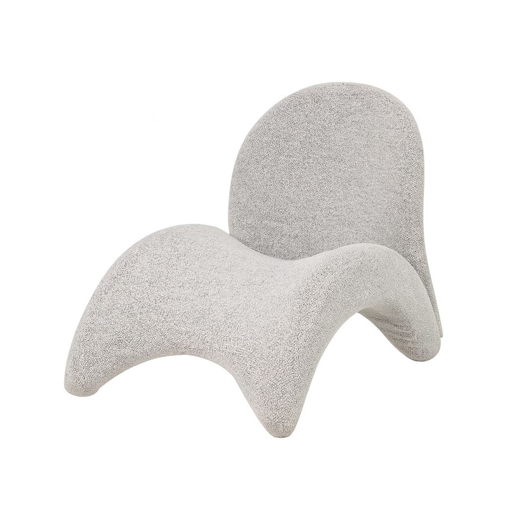 כורסה פיסולית מודרנית בגוון אפור בהיר מבד בוקלה רך – עיצוב אמנותי וזורם מבית DreamIt
