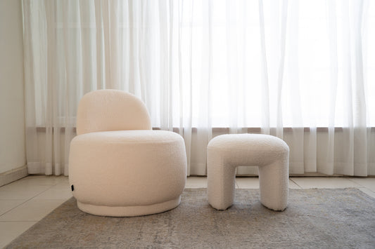 כורסה מעוצבת עם הדום מבד בוקלה בצבע קרם לסלון מודרני