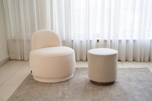 סט כורסה והדום מבד בוקלה בצבע קרם בעיצוב מודרני לסלון