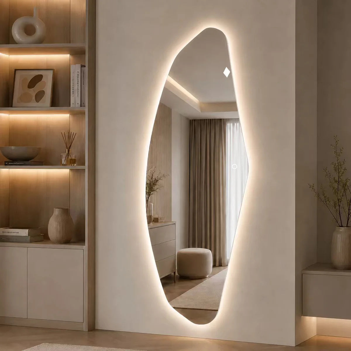 מראת גוף אמורפית מוארת עם תאורת LED אחורית בחדר שינה מודרני