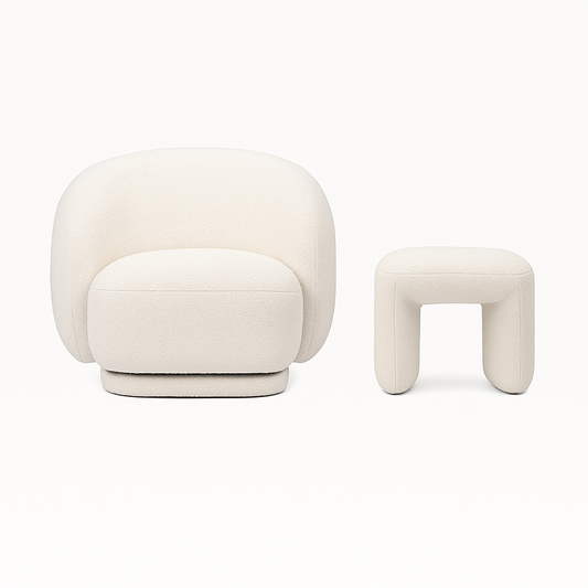 סט ריהוט בעיצוב יוקרתי – כורסה דגם Cloudy והדום דגם Hug מבד בוקלה בצבע שמנת, מוצגים זה לצד זה על רקע לבן נקי, בפרופורציות מדויקות המדגישות את העיצוב הרך והאלגנטי של Dream It.