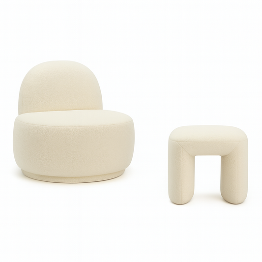 כורסה דגם Auri מבד בוקלה בצבע שמנת והדום דגם Hug תואם, מוצגים זה לצד זה על רקע לבן נקי, מופרדים ובפרופורציות טבעיות.