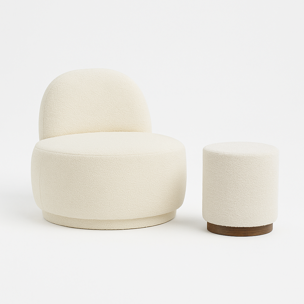 תמונה המציגה סט ריהוט הכולל כורסה בגוון שמנת והדום תואם מבד בוקלה, מונחים זה לצד זה על רקע לבן בעיצוב נקי ומודרני – Auri Cloud Set מבית Dream It.