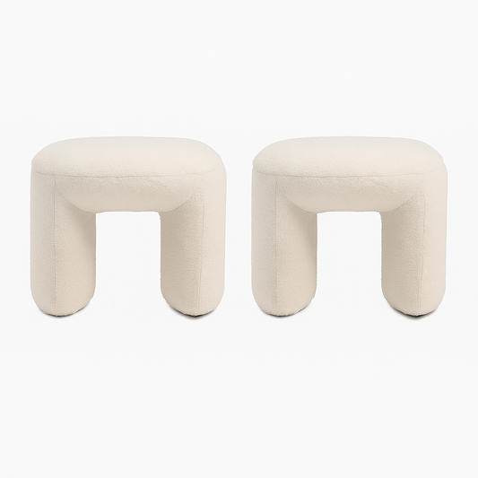 שני הדומים מדגם Hug מבד בוקלה בגוון שמנת, מוצבים זה לצד זה על רקע לבן, בעיצוב רך ומודרני עם קווים מעוגלים ונקיים