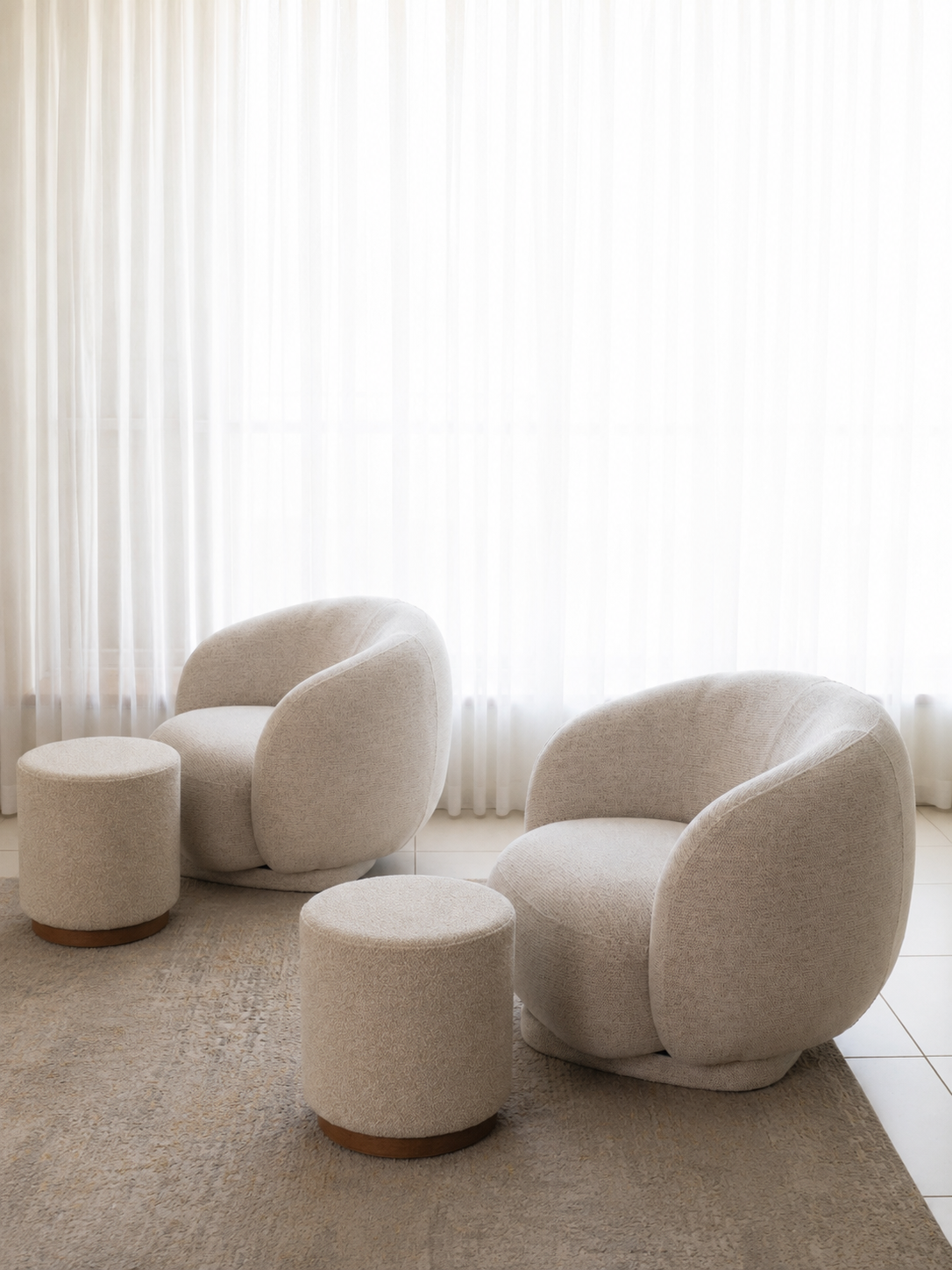 זוג כורסאות מעוצבות מסתובבות עם זוג הדומים Cloudy Lounge Duo