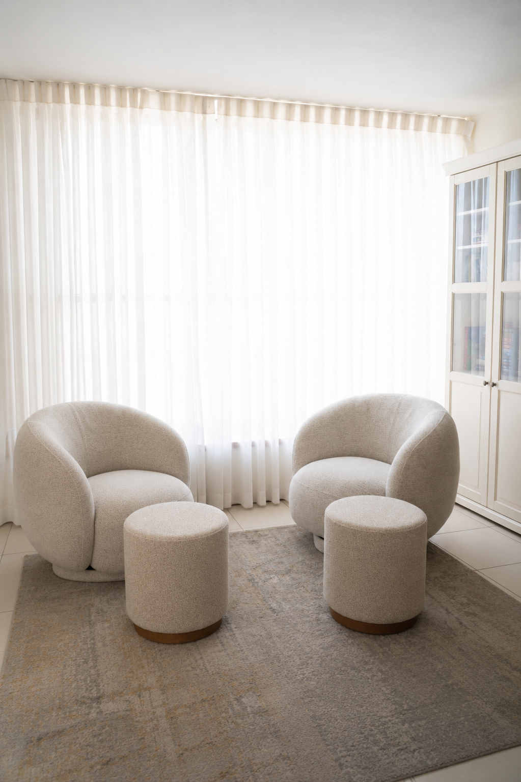 זוג כורסאות מעוצבות מסתובבות עם זוג הדומים Cloudy Lounge Duo