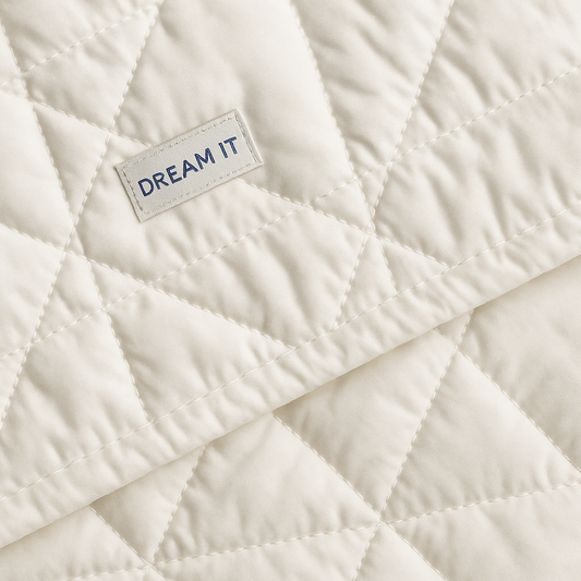 שמיכת קיץ לבנה של Dream It פרוסה על מיטה בחדר שינה מואר – שמיכה קלילה ואוורירית לשינה נוחה