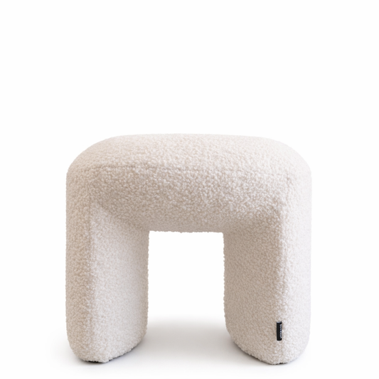 הדום מרופד מבד בוקלה בצבע שמנת בעיצוב מודרני.