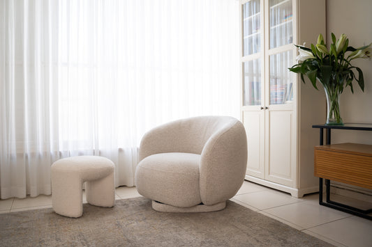 סט כורסה והדום מבד בוקלה בצבע קרם בעיצוב מודרני לסלון