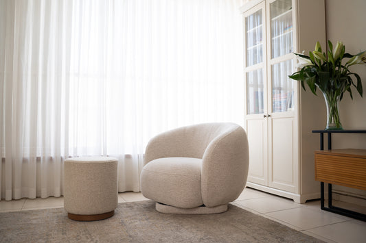 כורסה עגולה עם הדום מבד בוקלה בצבע קרם בעיצוב מודרני לסלון