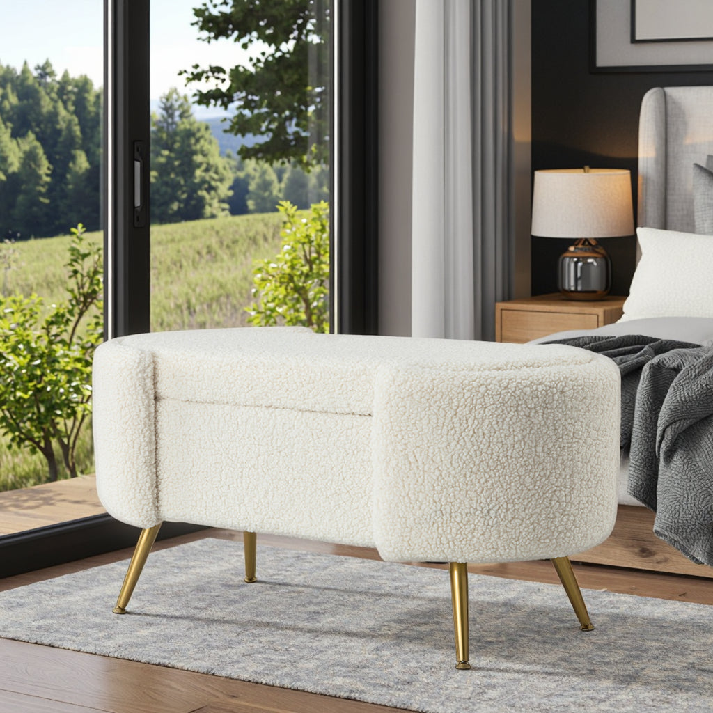 ספסל בוקלה Haven עם מושב שמנת ורגלי זהב – אלמנט עיצובי פונקציונלי לחדר שינה או מבואת כניסה.