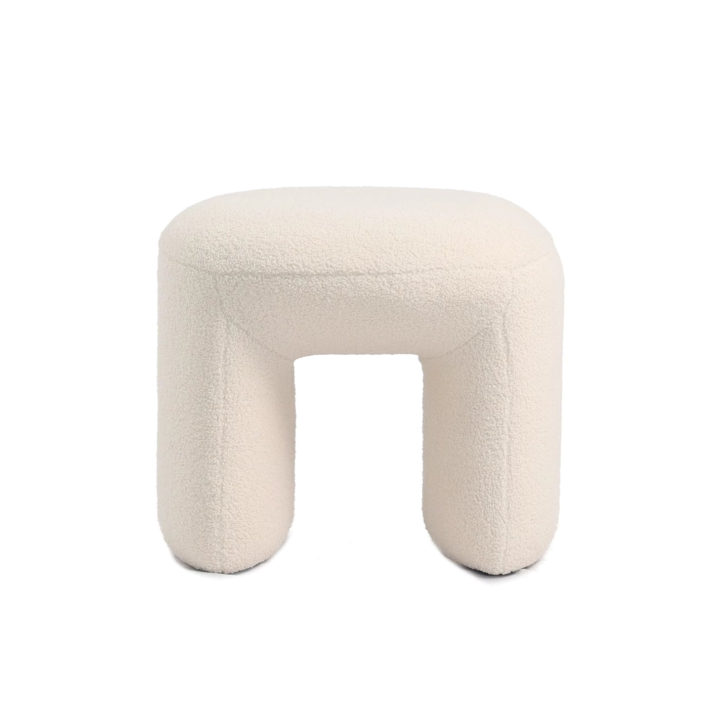 הדום Hug בעיצוב מודרני מבד בוקלה בגוון שמנת, עם מבנה מעוגל בצורת U – פריט עיצובי יוקרתי לסלון או חדר שינה מבית DreamIt.