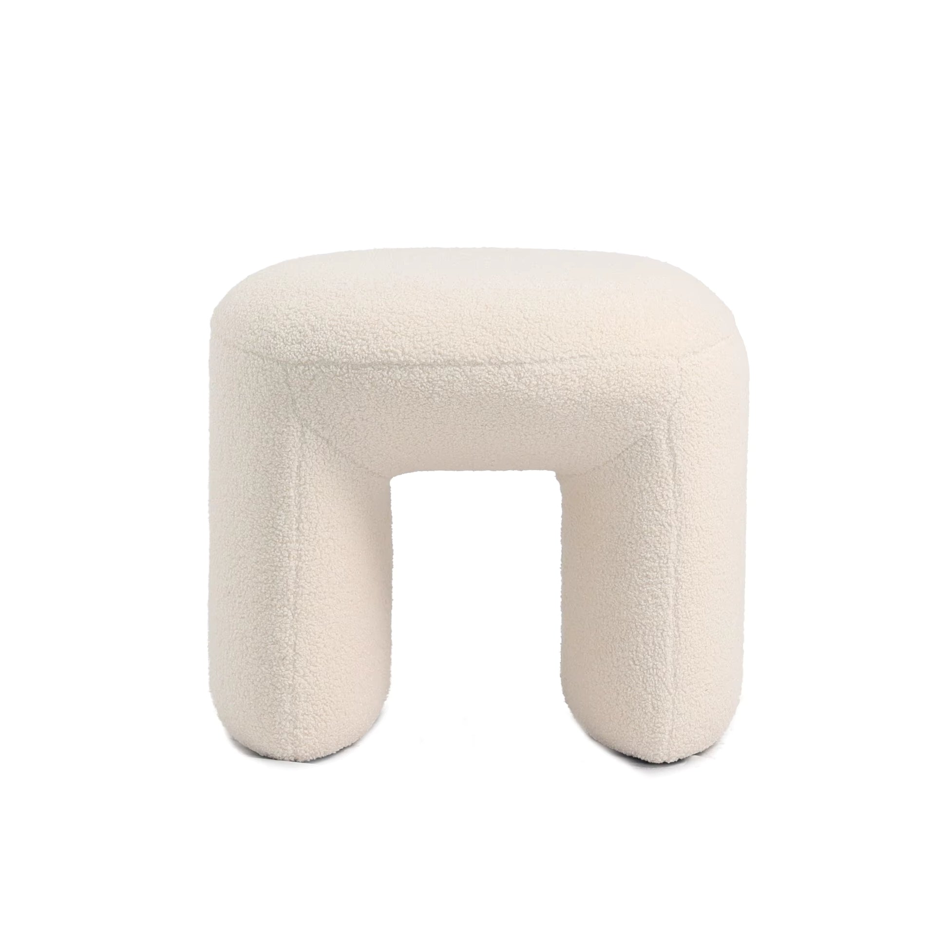 הדום Hug בעיצוב מודרני מבד בוקלה בגוון שמנת, עם מבנה מעוגל בצורת U – פריט עיצובי יוקרתי לסלון או חדר שינה מבית DreamIt.