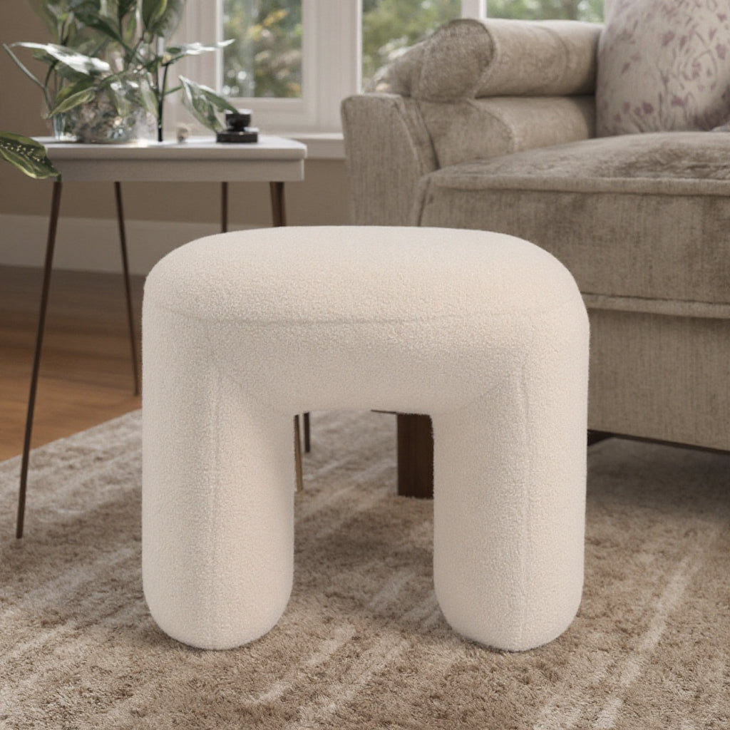 הדום בוקלה Hug בעיצוב סקנדינבי ממוקם בסלון מעוצב עם רצפת פרקט – משתלב בהרמוניה עם כל סגנון עיצוב.