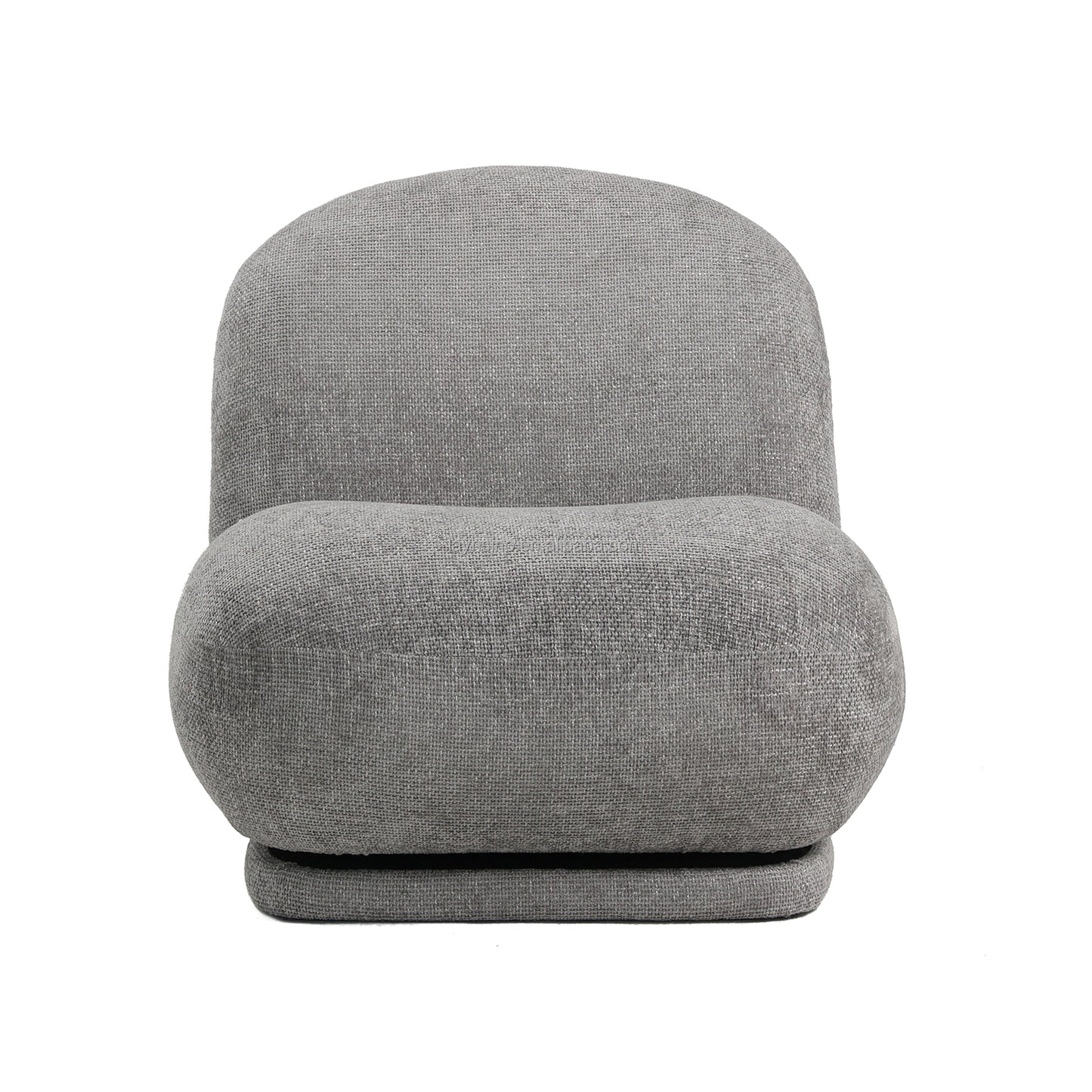 תקריב על כורסא Milano בגוון אפור כהה המדגיש את המרקם העשיר של בד הבוקלה והגימור המוקפד.