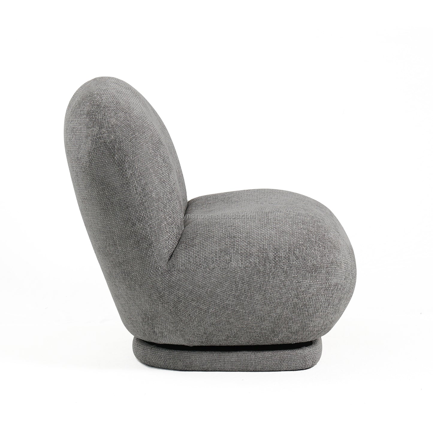 כורסא בוקלה Milano בצבע אפור כהה מזווית אלכסונית – מושב רחב ונוח בעיצוב מודרני ומעודן לסלון או חדר קריאה.