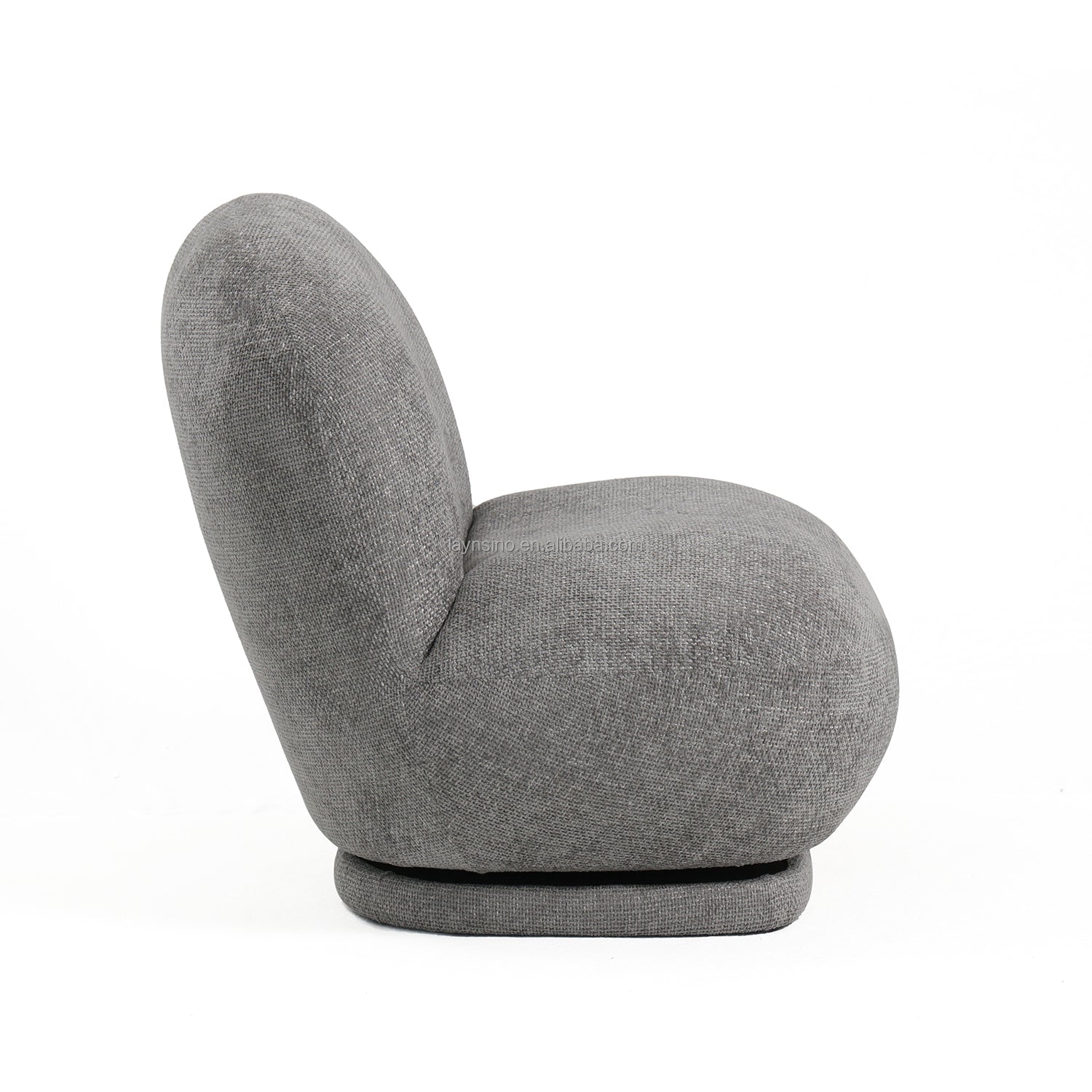 כורסא בוקלה Milano בצבע אפור כהה מזווית אלכסונית – מושב רחב ונוח בעיצוב מודרני ומעודן לסלון או חדר קריאה.