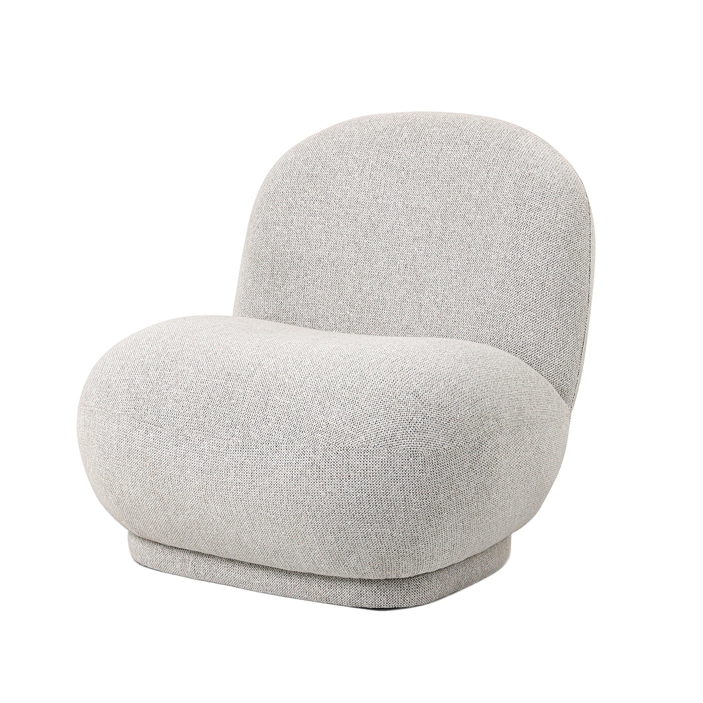 כורסה מודרנית דגם Milano מזווית צד, המציגה את המבנה המעוגל והנוחות הגבוהה של הבד הבוקלה בגוון בהיר.