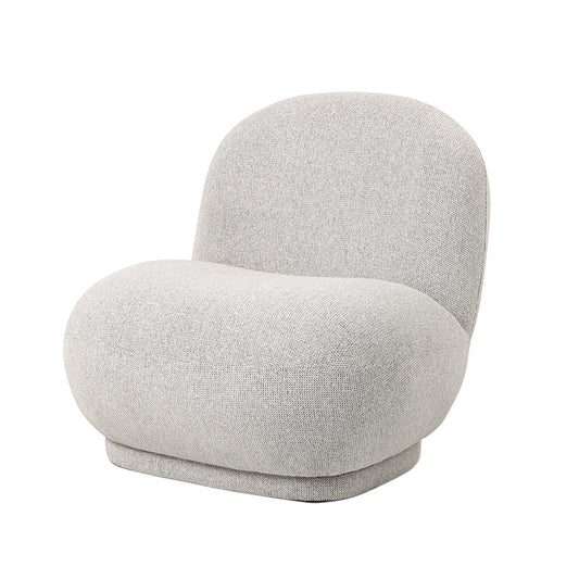 כורסה מודרנית דגם Milano מזווית צד, המציגה את המבנה המעוגל והנוחות הגבוהה של הבד הבוקלה בגוון בהיר.