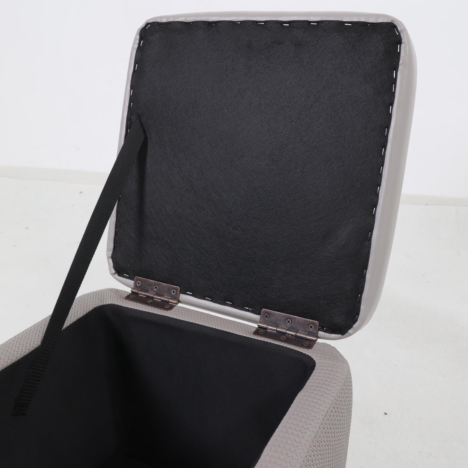 הדום אחסון Nest פתוח עם מכסה מרים – שימוש פרקטי ונוח לחדר שינה או מבואת כניסה.