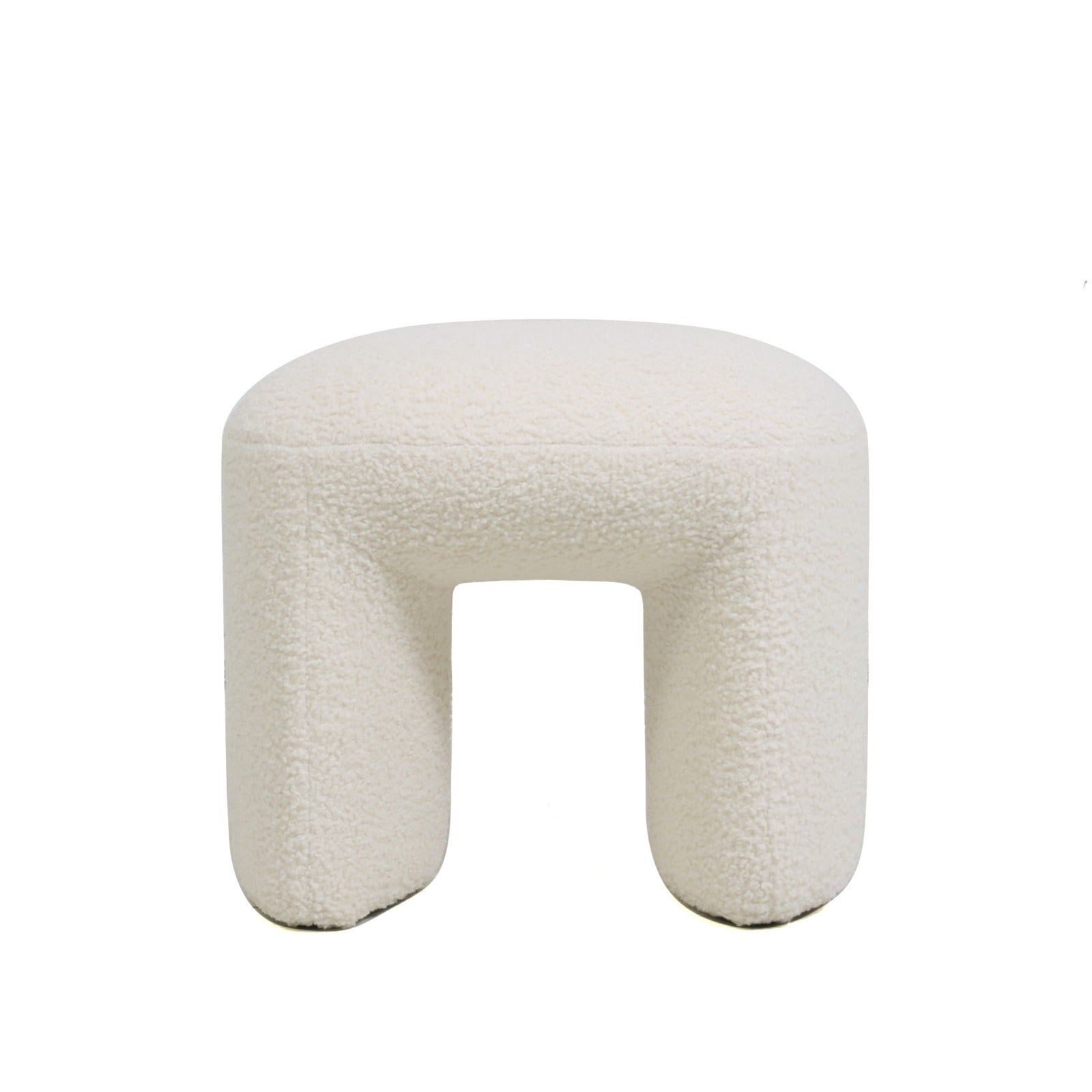 הדום Hug בעיצוב מודרני מבד בוקלה בגוון שמנת, עם מבנה מעוגל בצורת U – פריט עיצובי יוקרתי לסלון או חדר שינה מבית DreamIt.