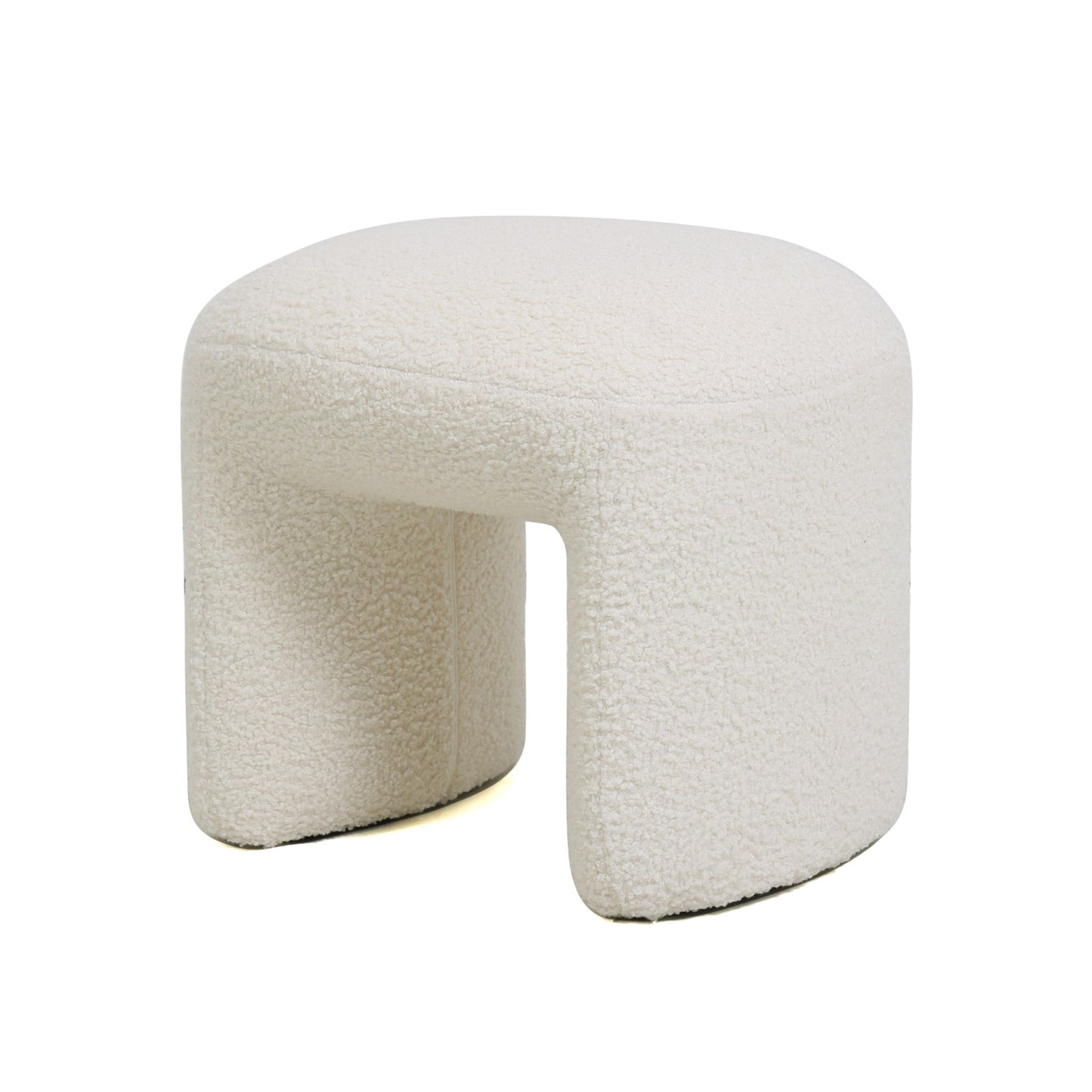 הדום Hug בעיצוב מודרני מבד בוקלה בגוון שמנת, עם מבנה מעוגל בצורת U – פריט עיצובי יוקרתי לסלון או חדר שינה מבית DreamIt.