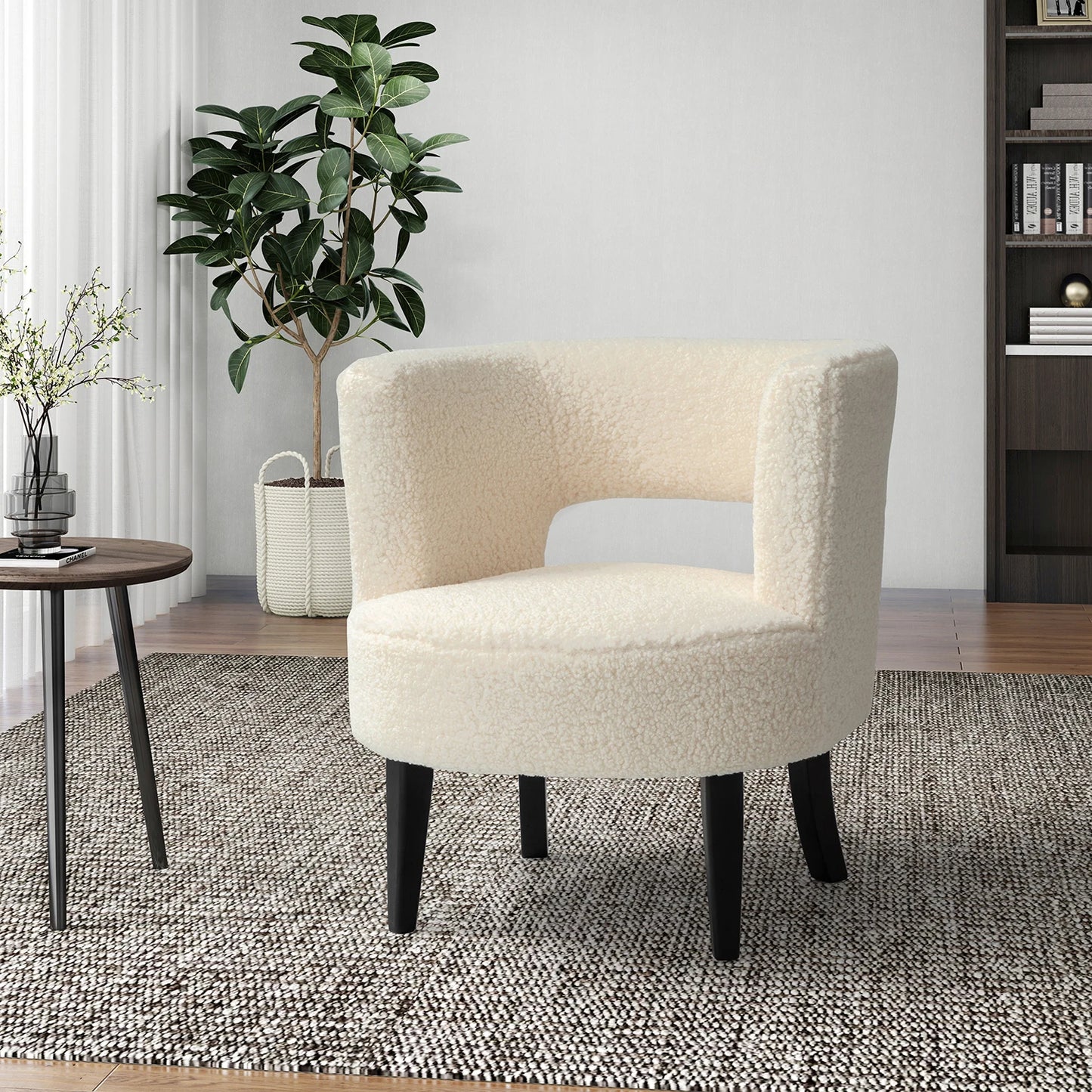 כורסה Taria בגוון שמנת בחדר סלון מודרני