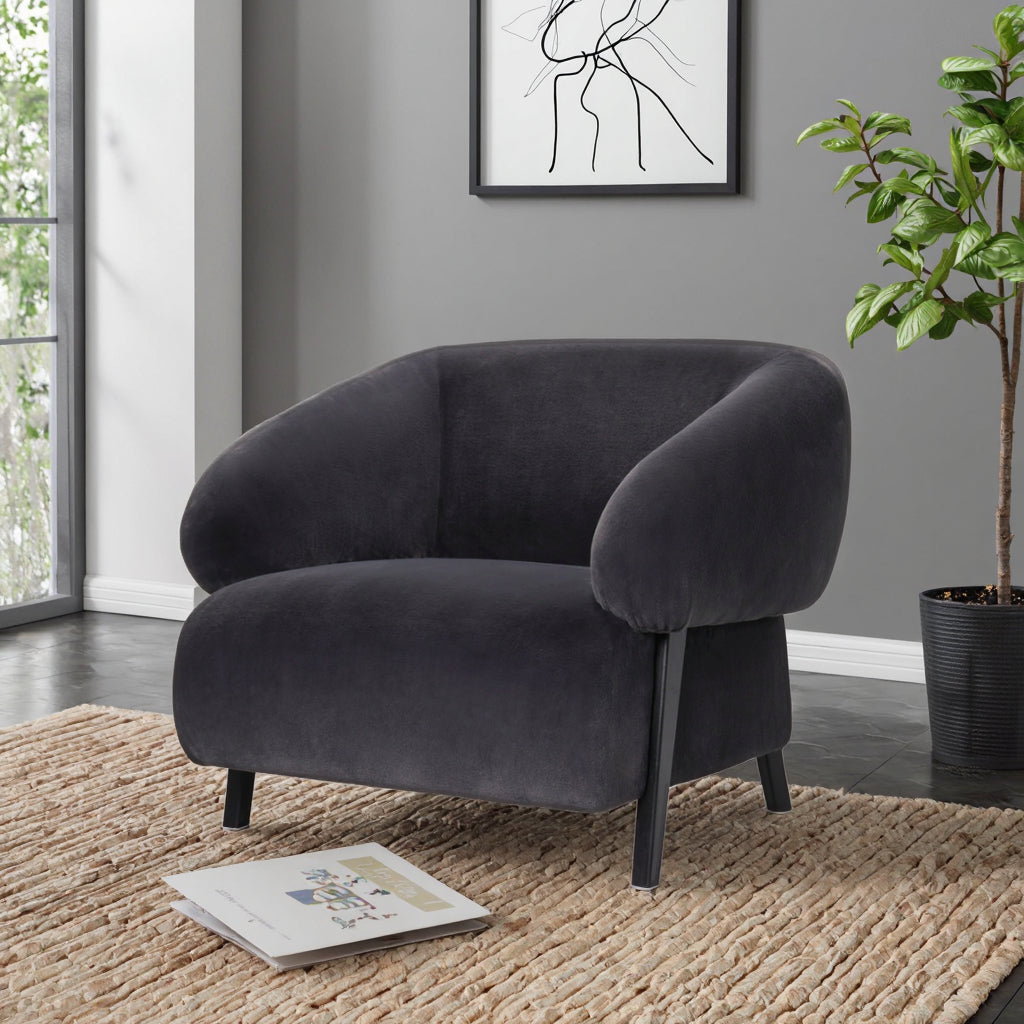 כורסה קטיפה יוקרתית דגם Arno בצבע שחור פחם מבית DreamIt – מראה קדמי בחלל סלון מודרני