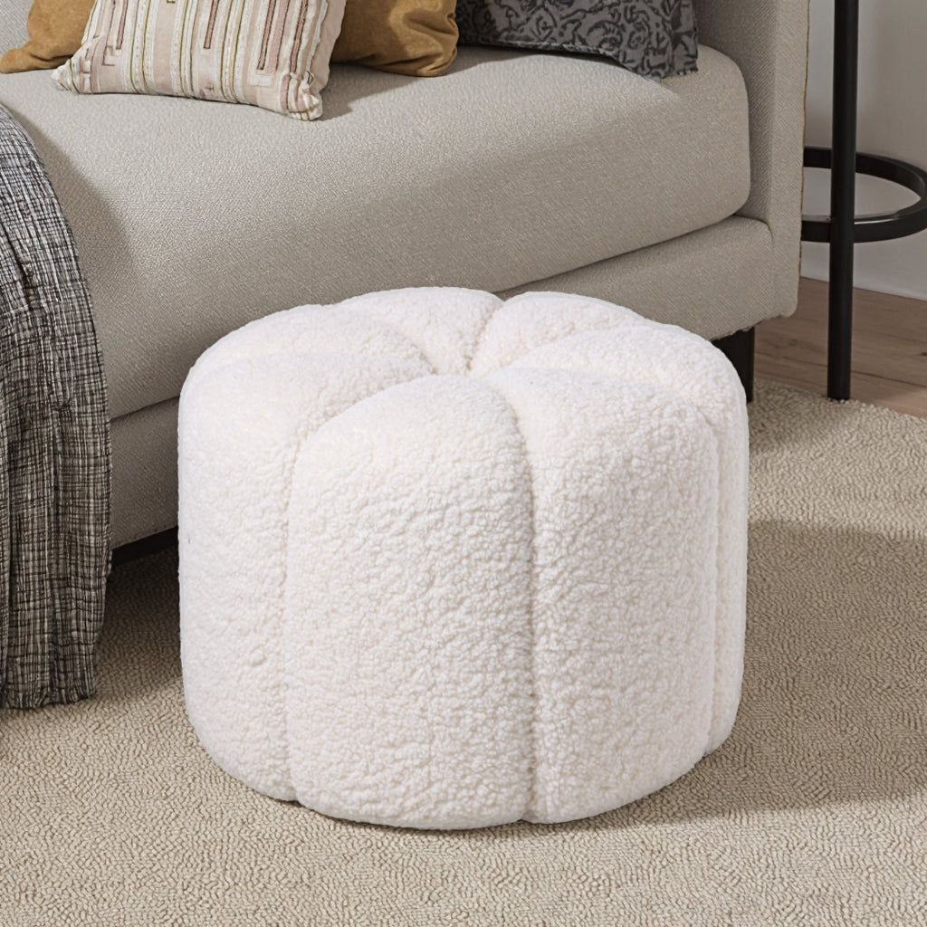 הדום בוקלה “Altai” בגוון שמנת לצד ספה אפורה בחדר מעוצב