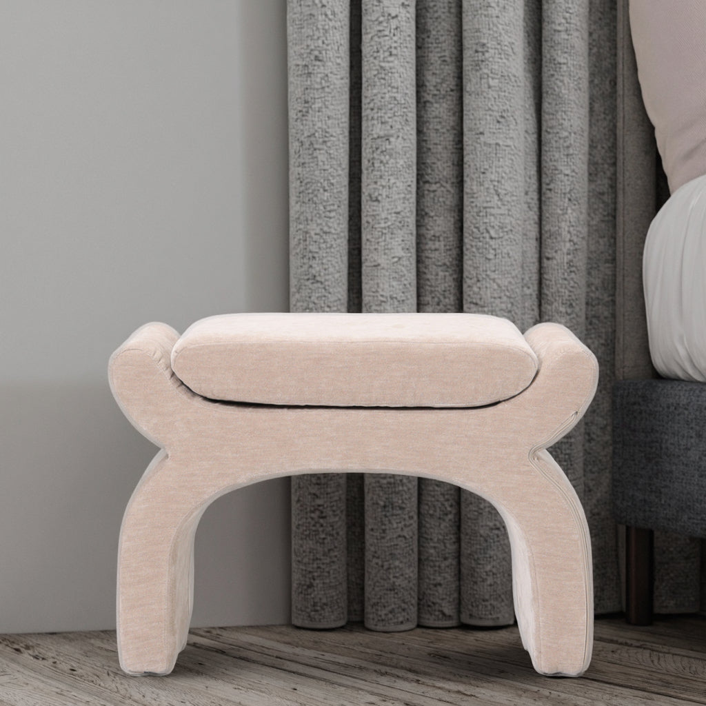 שרפרף בד יוקרתי “Canna Mini” מבית DreamIt – עיצוב פיסולי בגוון בז'־שמנת