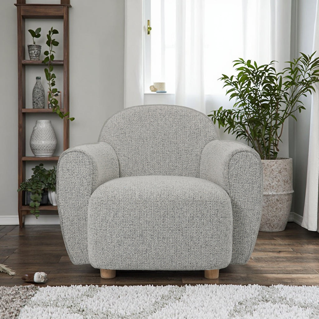 כורסה מעוצבת דגם Royal מבית DreamIt בצבע אפור בהיר – צילום בחלל סלון מואר