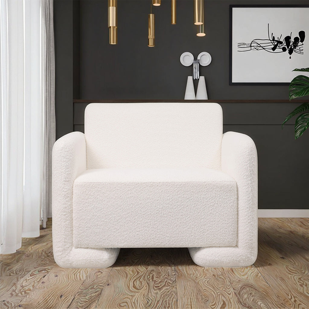 כורסה “Lexus” מבית DreamIt – עיצוב גיאומטרי מודרני וריפוד בוקלה לבן