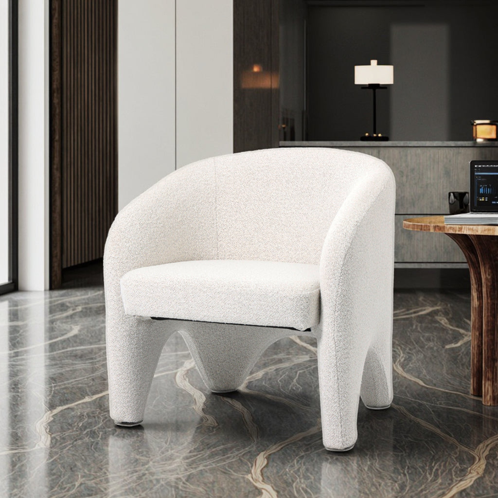 כורסה “Harper” מבד בוקלה לבן בחלל יוקרתי מודרני