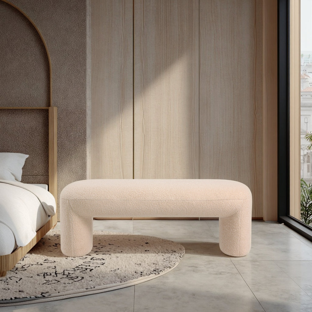 ספסל Eve בגוון שמנת בחדר שינה מודרני