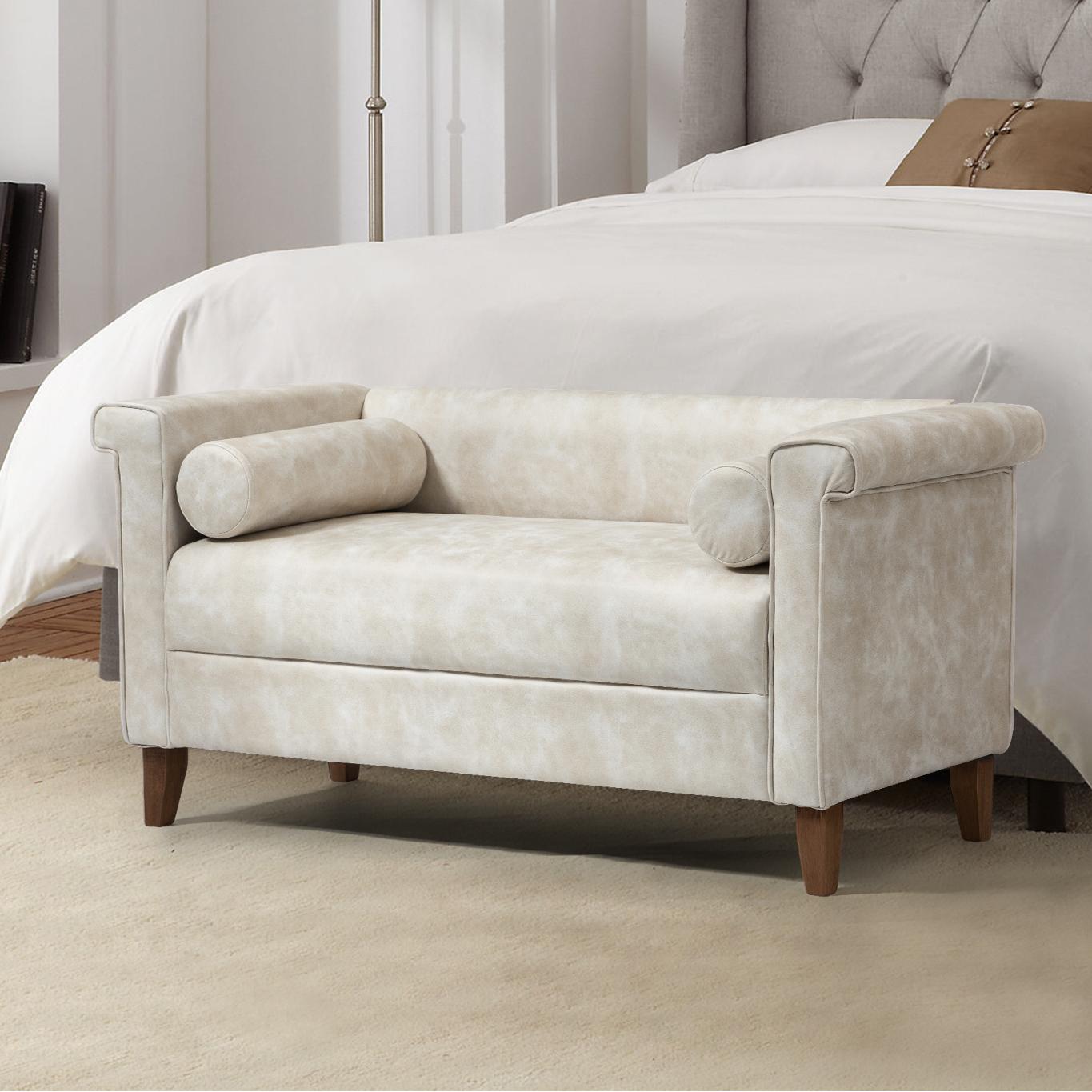 ספסל ישיבה Lume מבית DreamIt בחדר שינה מעוצב בגוון אבן עם כריות גליל תואמות
