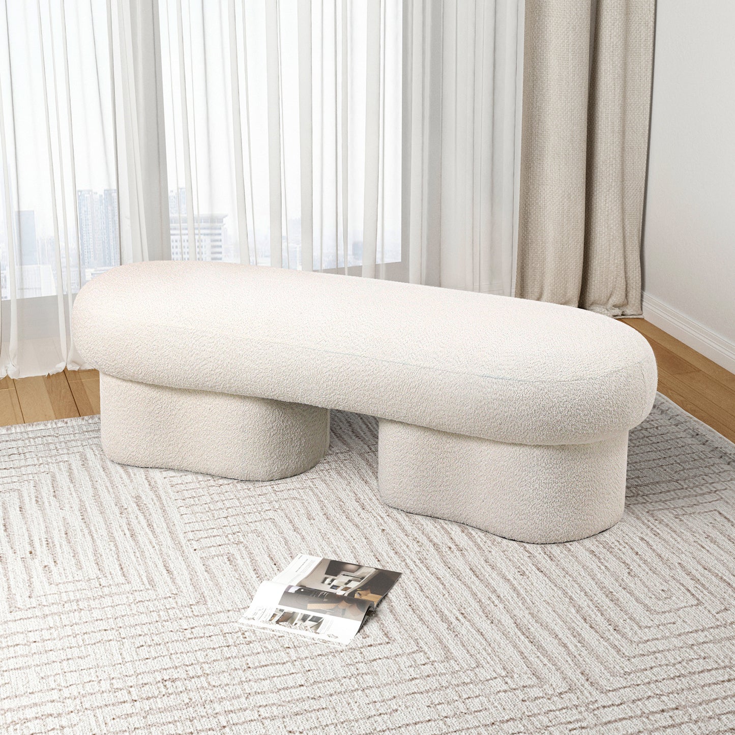 ספסל Vani מבד בוקלה שמנת – על שטיח בהיר ליד וילונות