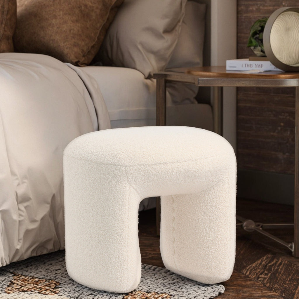 הדום Hug בגוון שמנת בחלל ביתי חמים, משדר נוחות וסטייל עכשווי עם נגיעה רכה של בד בוקלה איכותי.