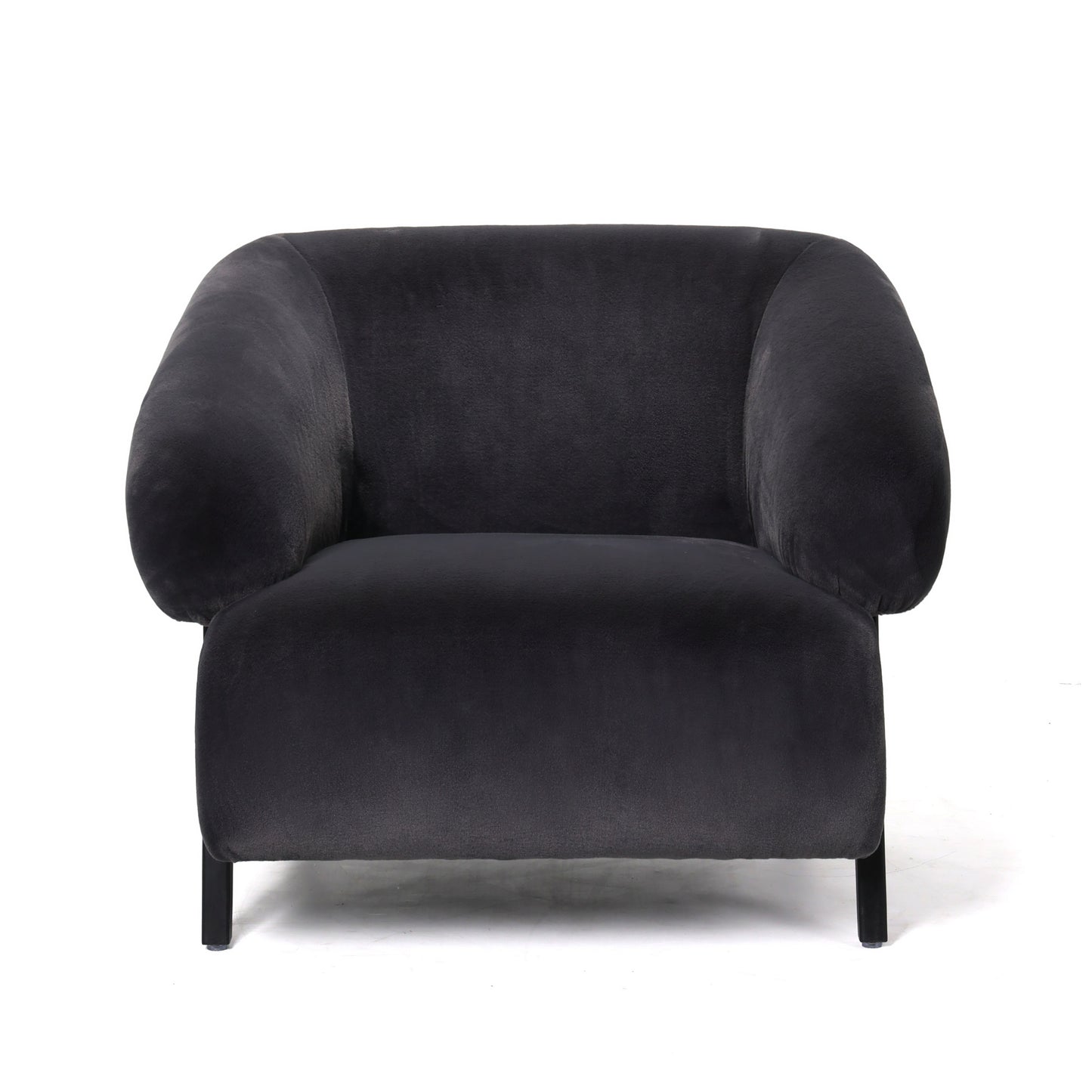 כורסה Arno מבד קטיפה רכה בגוון שחור – צילום חזית על רקע לבן