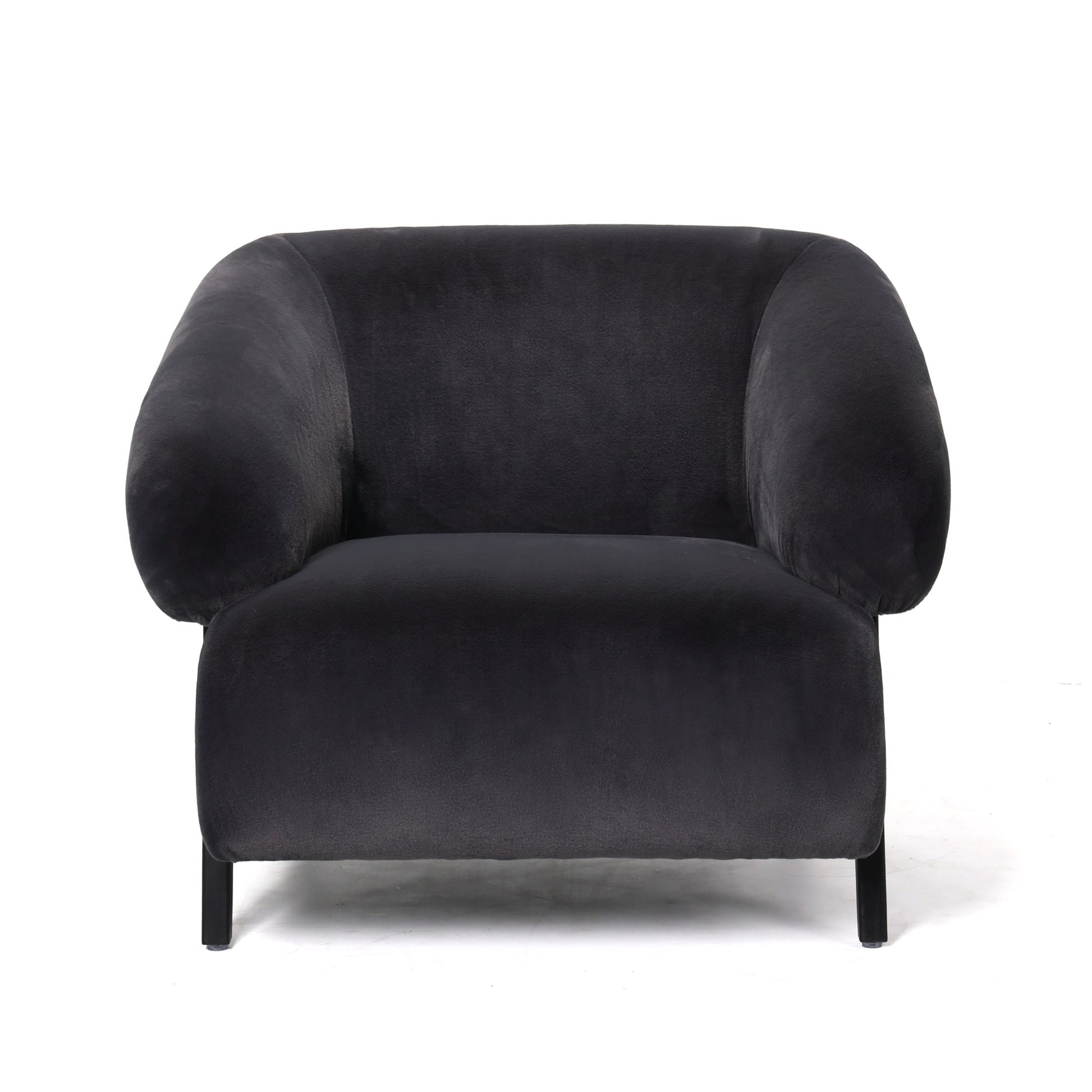 כורסה Arno מבד קטיפה רכה בגוון שחור – צילום חזית על רקע לבן