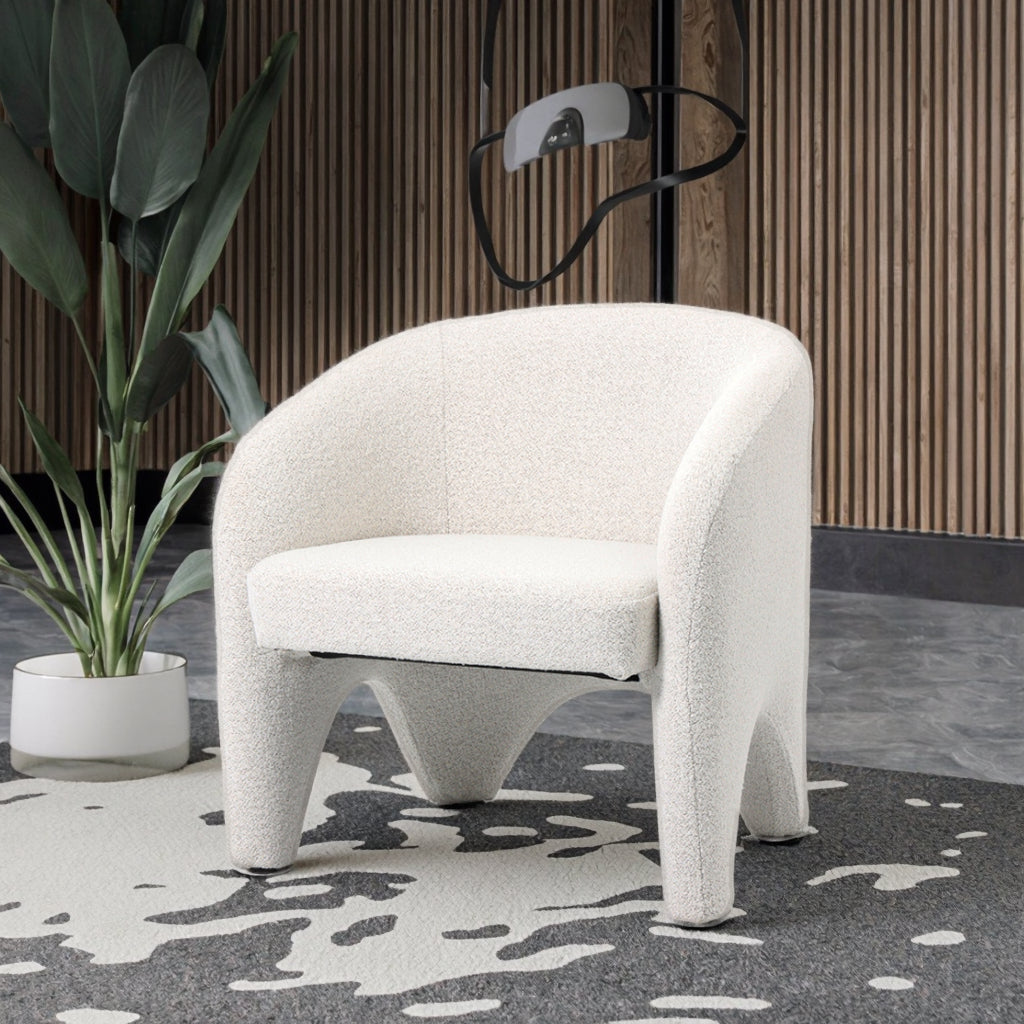 כורסה Harper לבנה לצד צמח ירוק בעיצוב סקנדינבי