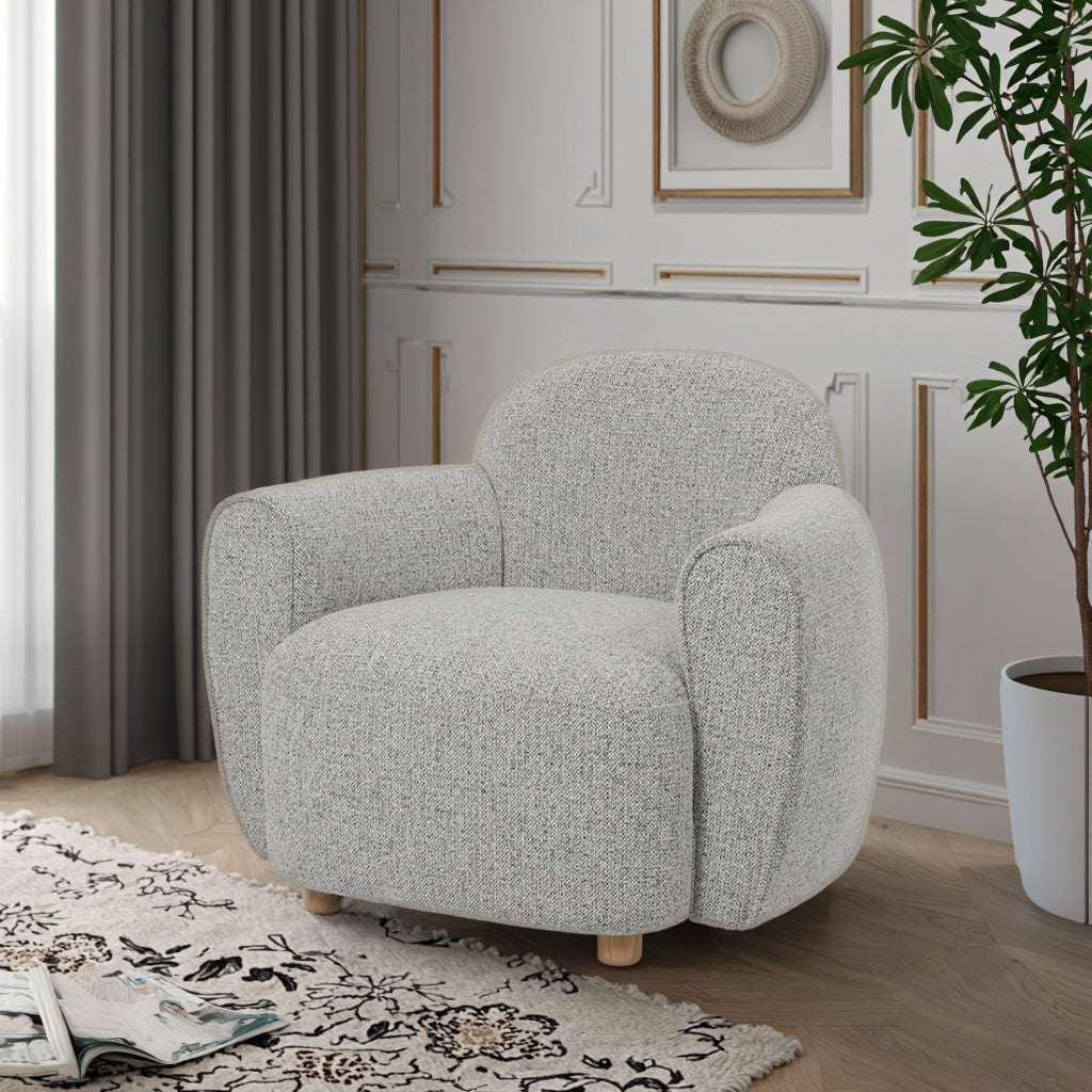 כורסה Royal בעיצוב עגלגל ורגלי עץ טבעי – צילום בחלל קלאסי מודרני