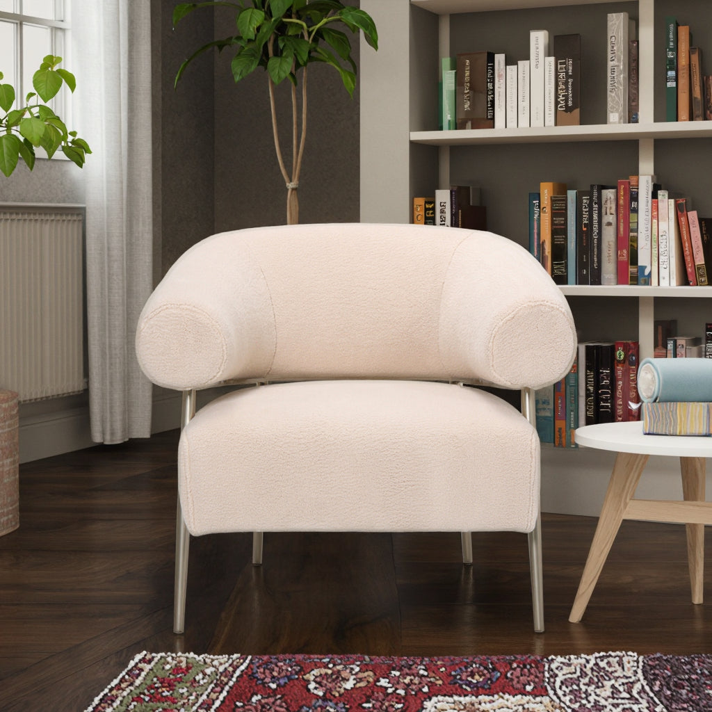 כורסה Siena מבד בוקלה רך עם רגלי פליז – מראה קדמי מלא